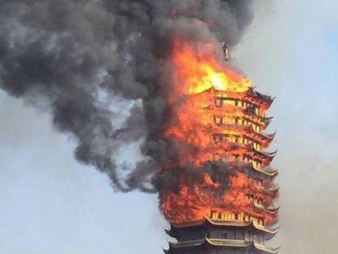 Cửu lung linh tháp cao nhất châu Á bốc cháy ngùn ngụt trong biển lửa