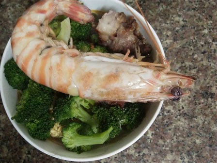 Than thở chồng chê bát mì với con tôm to như sắp ngã, vợ trẻ thích khoe liền bị chị em bóc mẽ