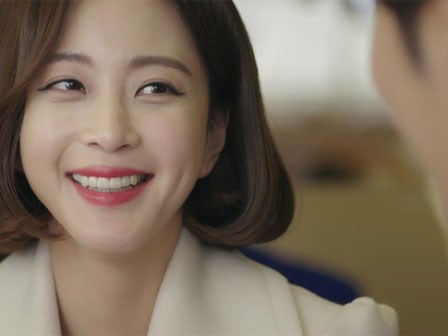 Thấy chồng tình tứ với gái trẻ, vợ không đánh ghen ầm ĩ, chỉ lặng lẽ dùng chiêu “một mũi tên trúng ba đích”