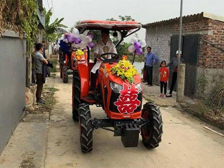 Tâm sự của cô dâu, chú rể trong màn ăn hỏi bằng máy cày độc đáo ở Hải Dương