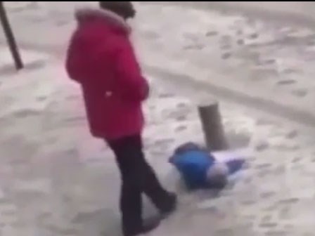 Ông bố sút thẳng vào người con khi bé không thể giữ thăng bằng trên tuyết