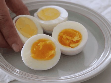 Trứng gà mới lấy ra từ tủ lạnh luộc thế nào mới chuẩn?