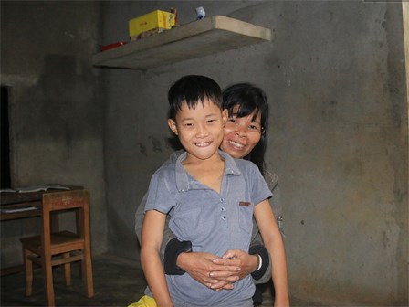 Bé trai 9 tuổi một mình sống giữa mộ bia ở Quảng Trị hơn 700 đêm và niềm vui ngày mẹ trở về