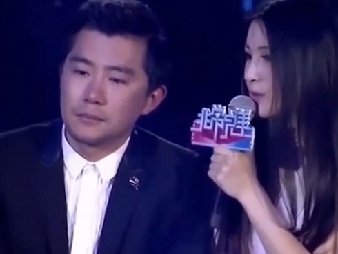 Chàng trai khóc như mưa, ra về cùng cô giáo nhưng kết hôn với bạn gái cũ