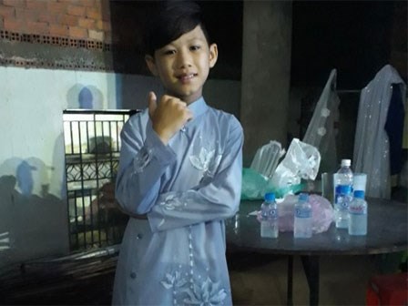 Cậu bé lắc trống tay cực đỉnh chứng minh câu nói 'tài không đợi tuổi’