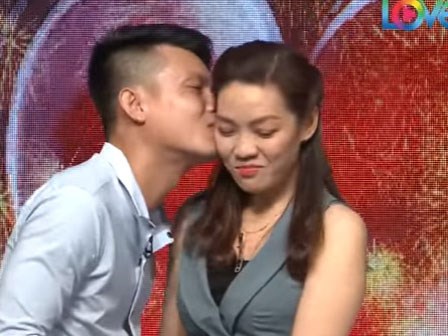 Li kì chuyện tình 2 người đi cùng chuyến xe lên tham gia 'Bạn muốn hẹn hò' rồi thành đôi