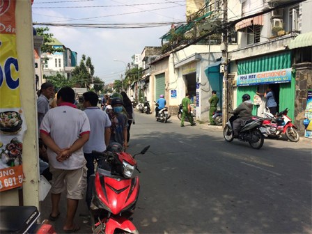 Bàng hoàng phát hiện người chồng treo cổ, vợ và con nhỏ tử vong bất thường trên nền nhà