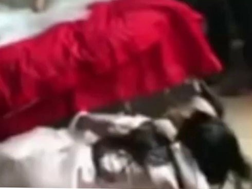 Chú rể hôn phù dâu ngấu nghiến dưới nền đất, cô dâu ngồi trên giường cười khoái chí