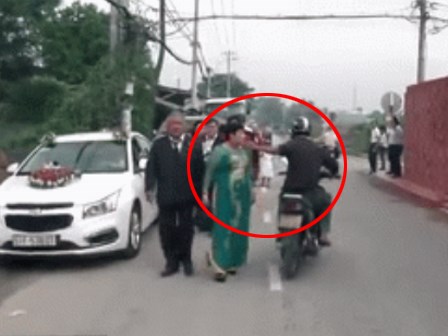 Clip: Người phụ nữ đang phấn khởi đi đón dâu thì bị giật mất dây chuyền