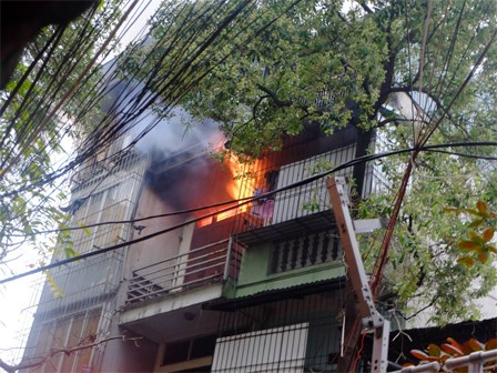 Hà Nội: Cháy lớn trên phố Lạc Nghiệp, khói đen cuộn kín bầu trời
