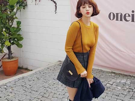 Xem đi xem lại thì áo len gân sọc vẫn dễ chọn nhất, vừa gọn gàng ôm dáng vừa giữ ấm cực đỉnh