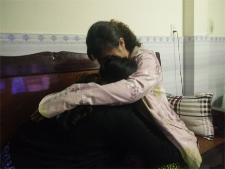 Mẹ của nữ sinh 13 tuổi nghi bị thiếu niên giữ xe ở Sài Gòn hiếp dâm: “Nghe con kể, tôi chỉ biết ôm nó vào lòng khóc”