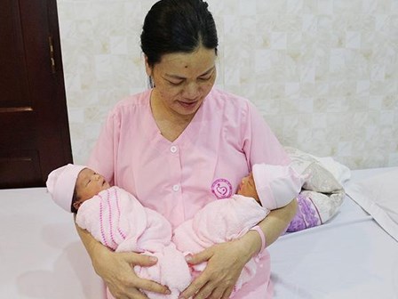 5 năm hiếm muộn, cặp vợ chồng bất ngờ đón cặp song sinh nhờ… xin noãn