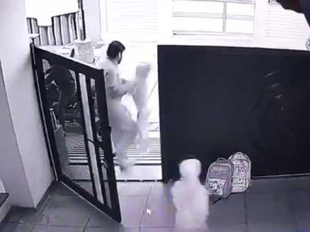 Em bé bị bắt cóc ngay trước cửa nhà giữa ban ngày