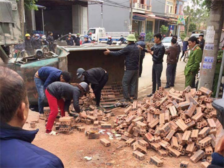 Cháu bé 4 tuổi bị xe công nông đâm tử vong khi lao ra ngõ-2