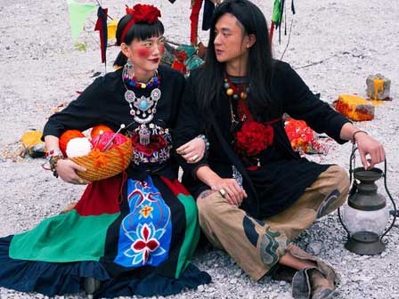 Ảnh cưới giờ “phải lạ và độc” kể cả hóa trang thành dân du mục và mặt lạnh như model thế này!