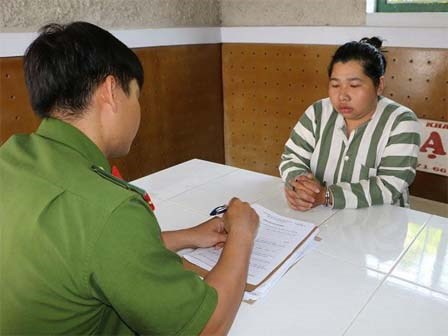 Bắt khẩn cấp người phụ nữ bế trẻ sơ sinh ra khỏi cổng bệnh viện