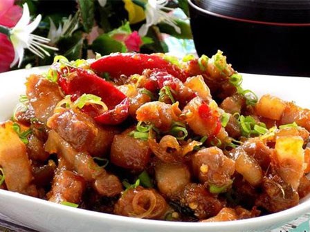 Thịt rim mắm sả đậm đà, béo ngậy trôi cơm vô cùng