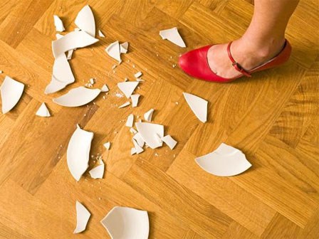 Ra mắt nhà người yêu, gái đoảng trổ tài 'đập bát', 'quăng mâm cơm' khiến nhà chồng hú vía