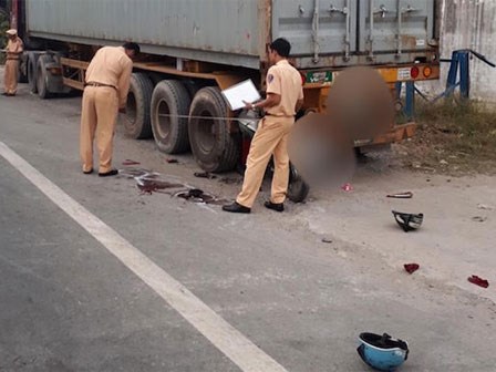 Vợ chết chồng nguy kịch sau cú tông vào đuôi xe đầu kéo đậu ven đường