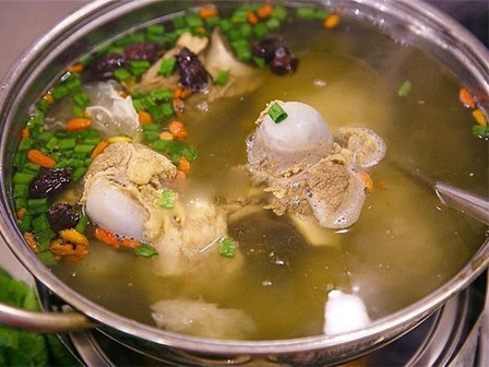 Nước ninh xương lỡ đục ngầu thì làm vài cách sau là trong vắt ngay