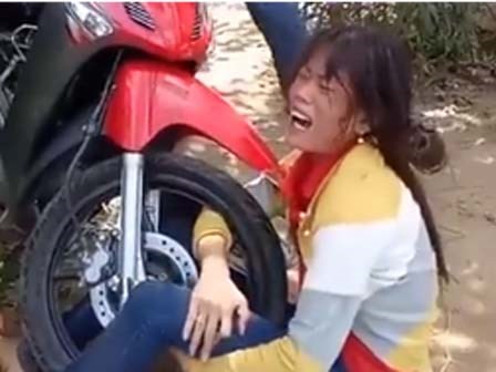Chồng kẹp cổ, đạp vợ túi bụi giữa đường mặc con gào khóc van xin khi bị bắt quả tang ngoại tình