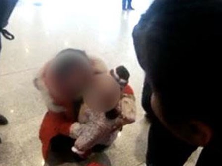 Mâu thuẫn với chồng và mẹ chồng, nàng dâu quẫn trí mang con 10 tháng tuổi đi bán