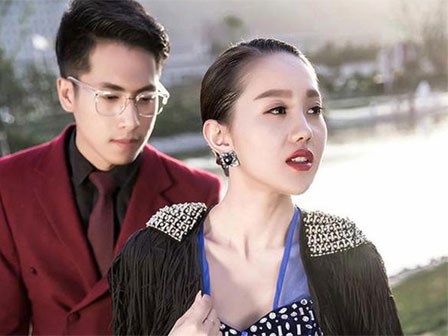 Vừa thấy đăng ‘status’ khoe chồng tặng hoa, tặng quà, 3 ngày sau báo tin ly dị