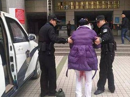 Cô gái 21 tuổi sinh con xong ném vào thùng rác, rồi thản nhiên tiếp tục làm việc