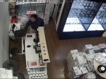 Clip: Giả vờ xem hàng trong TTTM, người phụ nữ xông thẳng quầy thu ngân lấy trộm điện thoại