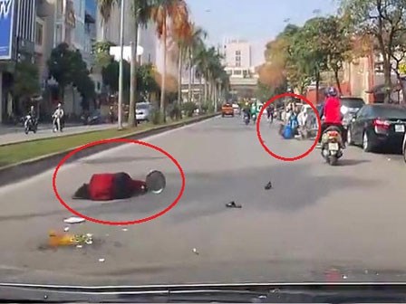 Bưng tô phở sang đường, bị xe máy phóng như bay tông ngã gục