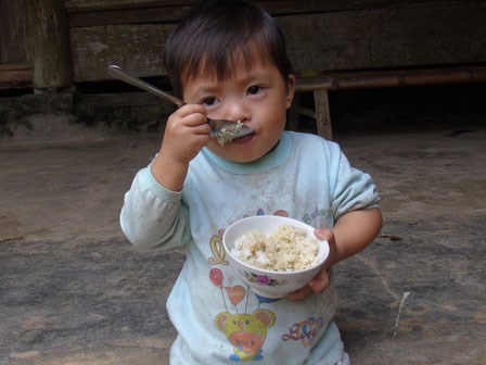 2 đứa trẻ bị bố mẹ bỏ rơi, dắt nhau nhặt phế liệu mưu sinh trong giá lạnh