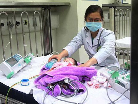 Trời lạnh nhiều trẻ viêm hô hấp phải thở máy, bị bỏng do bố mẹ giữ ấm sai cách