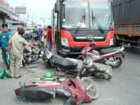 Đang dừng chờ đèn đỏ, một loạt xe máy bất ngờ bị xe khách từ phía sau lao tới cuốn vào gầm