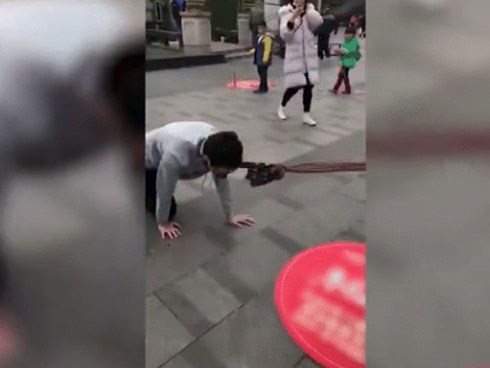 Xôn xao đoạn clip cô gái dắt bạn trai bò trên đất, bắt kêu 