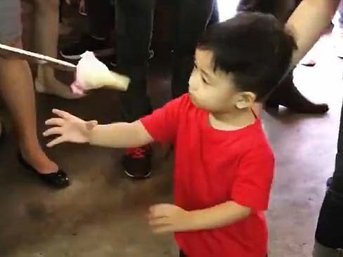 Ăn kem thôi, có nhất thiết phải căng thẳng như thế không