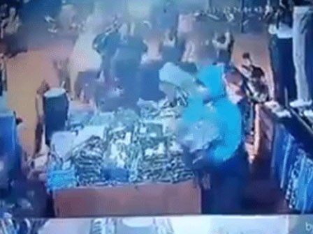 Hôi của có tổ chức: Nhóm cướp tràn vào cửa hàng cực tự nhiên, vơ sạch đồ rồi bỏ đi trong 