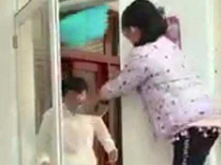 Phì cười với clip em gái trả đũa 'troll' anh trai siêu lầy