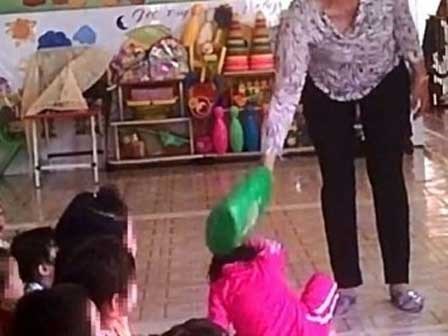 Video: Bị treo lên xà nhà, đánh đến rạn xương - cơn ác mộng của trẻ năm 2017