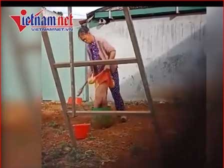 Phẫn nộ trước cảnh bảo mẫu bạo hành, đánh dã man vào bộ phận sinh dục của trẻ nhỏ