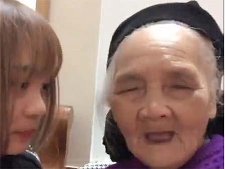 Cháu gái dạy bà nói tiếng Nhật cực hài hước