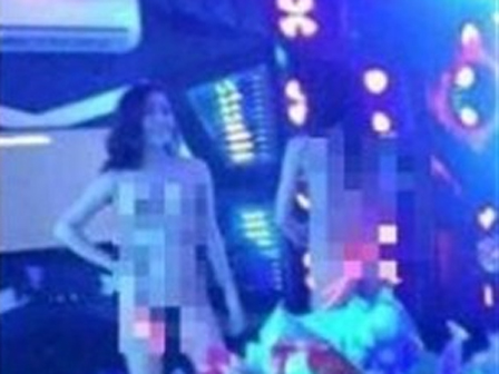 Nữ tiếp viên quán karaoke khỏa thân, tắm bia mua vui cho khách