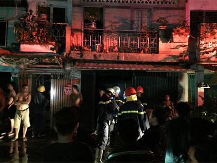 Rạng sáng ngày cuối năm, hàng loạt căn nhà dọc kênh Đôi ở Sài Gòn bốc cháy, nhiều tài sản của người dân bị thiêu rụi