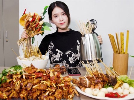 Video: Nữ công sở chế bếp mini mở đại tiệc lẩu đãi đồng nghiệp