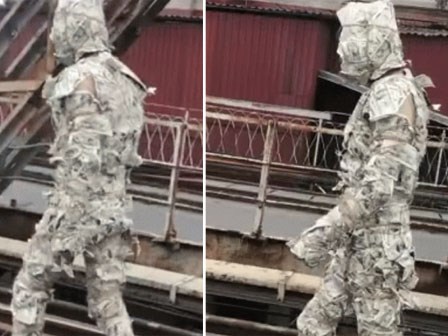 Clip: Thanh niên dán vàng mã kín người 