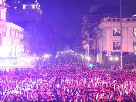 Đón năm mới 2018: Phố đi bộ thất thủ, phụ nữ, trẻ em ngất xỉu hàng loạt