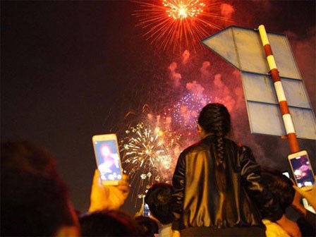 Pháo hoa rực sáng bầu trời Hà Nội, TP.HCM, chào mừng năm mới 2018 đã đến