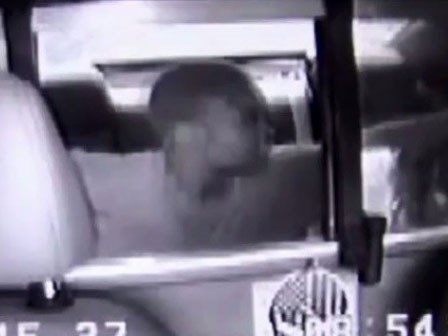 Nữ đạo chích tự tháo còng rồi bỏ trốn bằng chính... xe cảnh sát