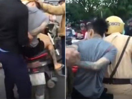 Clip bức xúc: Bị yêu cầu dừng xe, thanh niên xăm trổ hung hăng cầm dao xông vào CSGT để bạn gái lái xe bỏ chạy