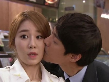 Hành động vô tình của đồng nghiệp khiến tôi khốn khổ với chồng